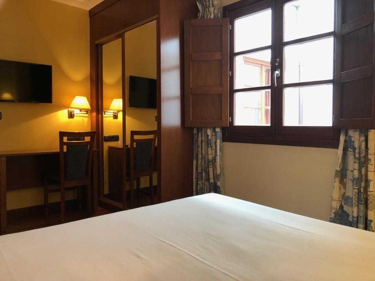 Hotel Aroi Bierzo Plaza Понферада Екстериор снимка