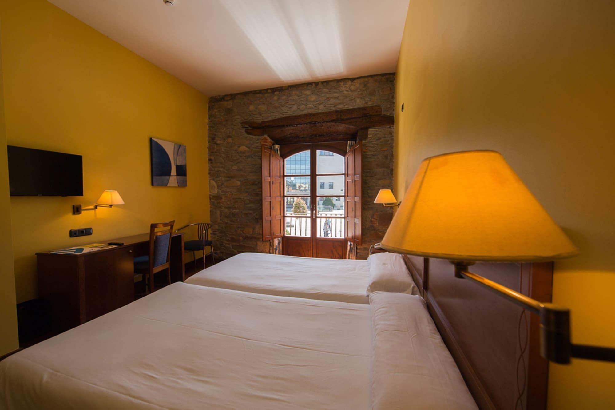 Hotel Aroi Bierzo Plaza Понферада Екстериор снимка