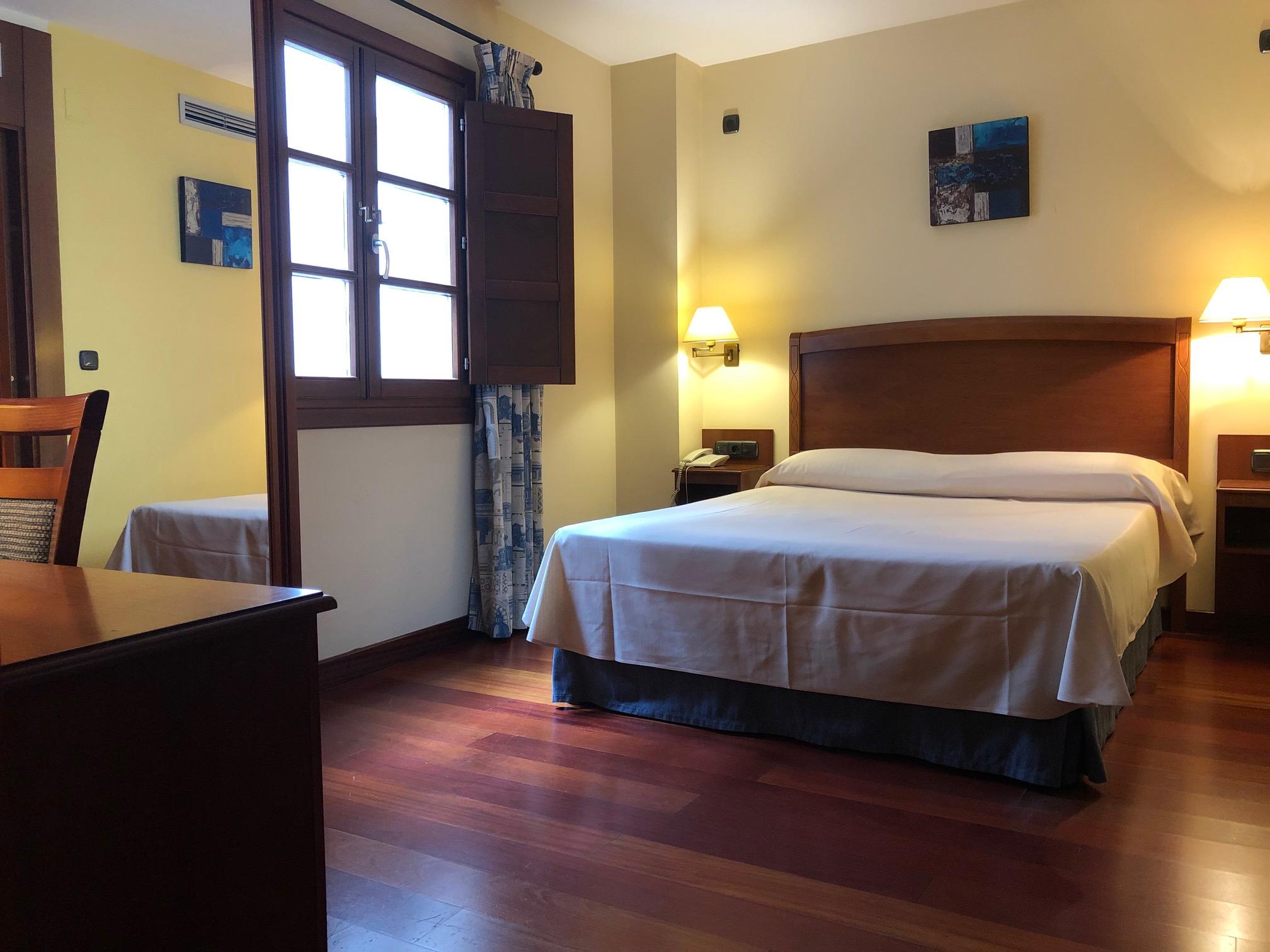 Hotel Aroi Bierzo Plaza Понферада Екстериор снимка