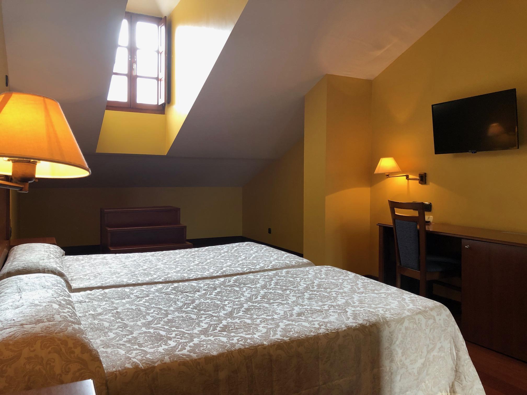 Hotel Aroi Bierzo Plaza Понферада Екстериор снимка