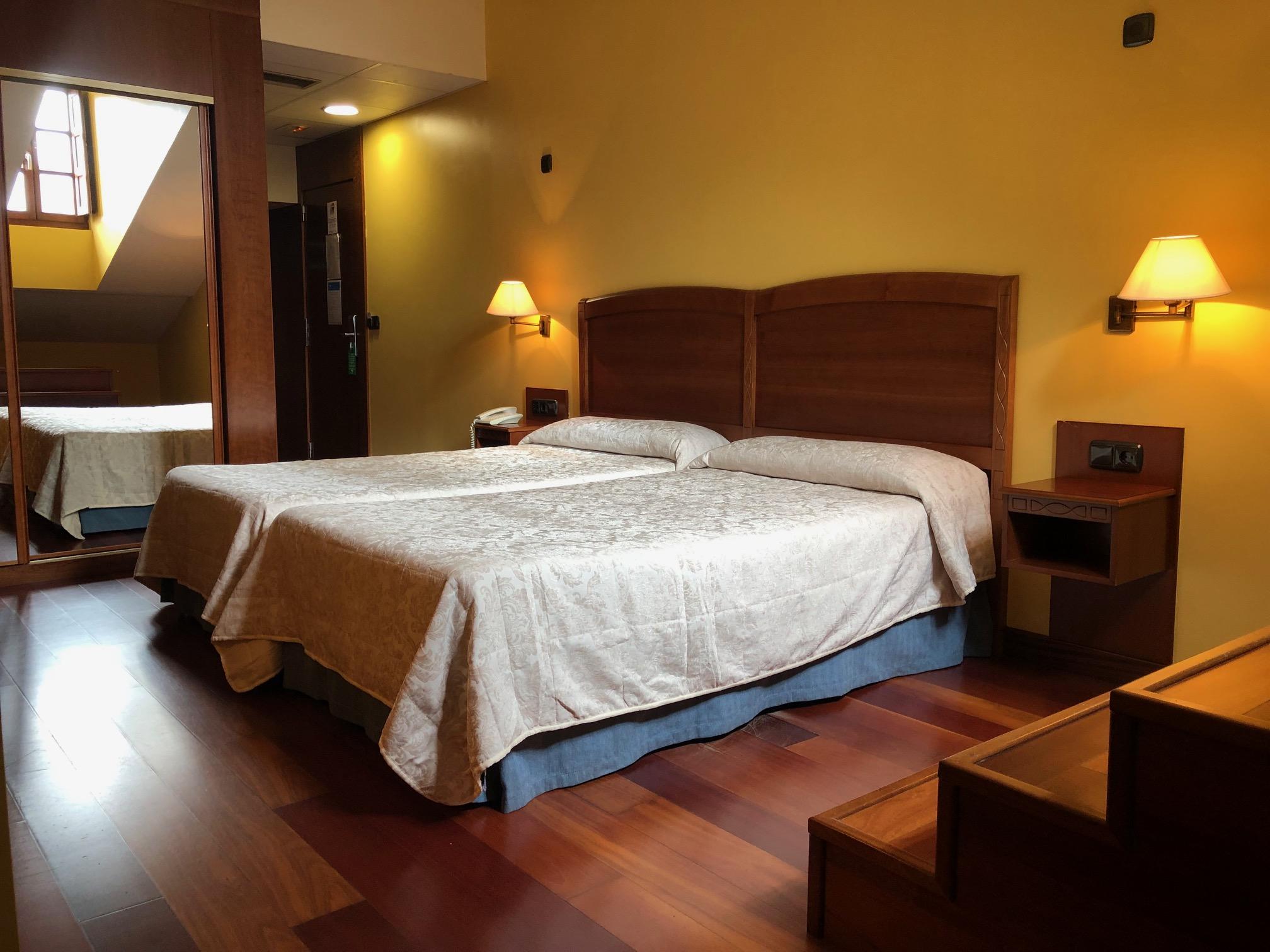 Hotel Aroi Bierzo Plaza Понферада Екстериор снимка