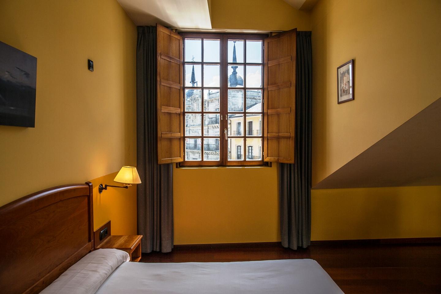 Hotel Aroi Bierzo Plaza Понферада Екстериор снимка