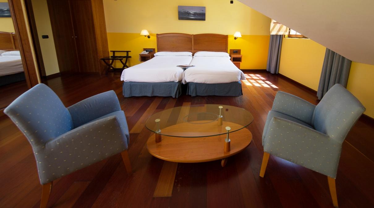 Hotel Aroi Bierzo Plaza Понферада Екстериор снимка