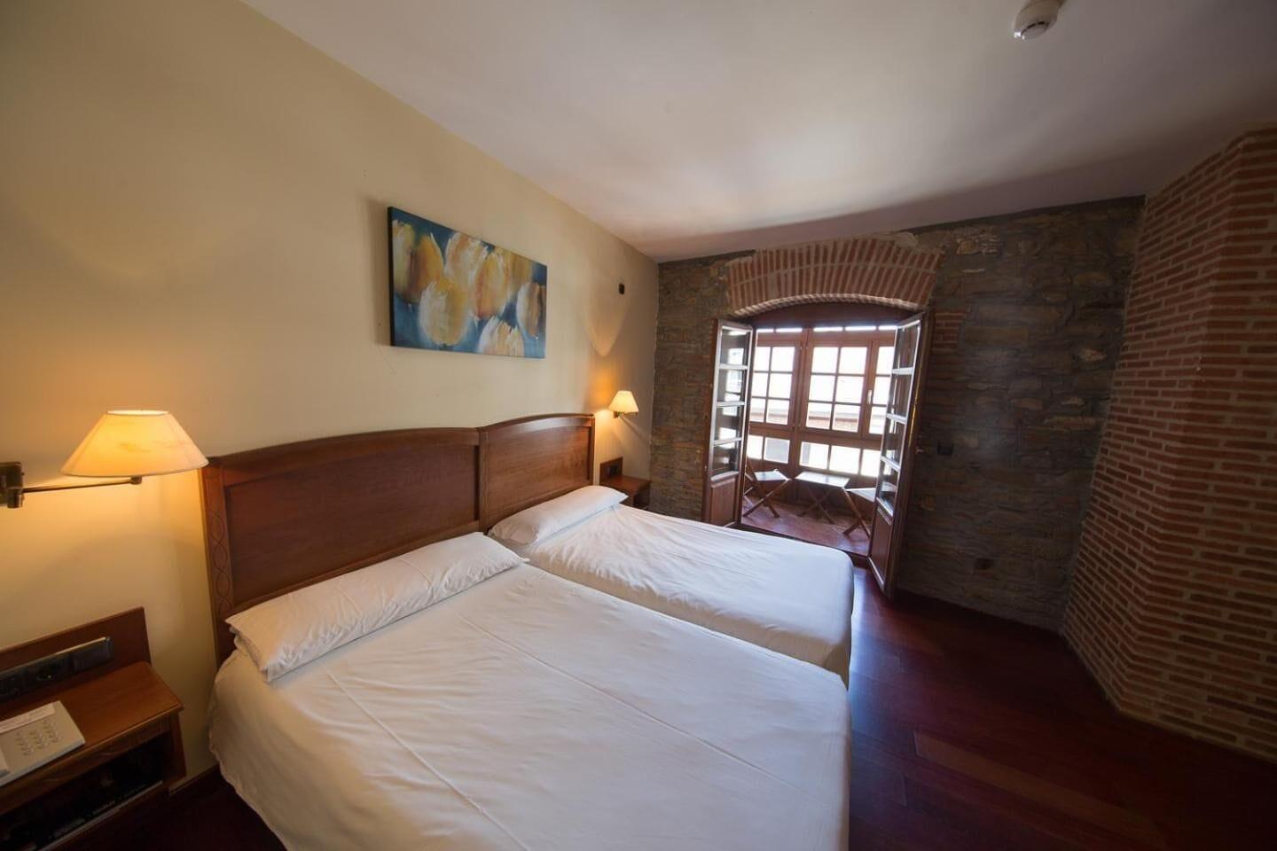 Hotel Aroi Bierzo Plaza Понферада Екстериор снимка