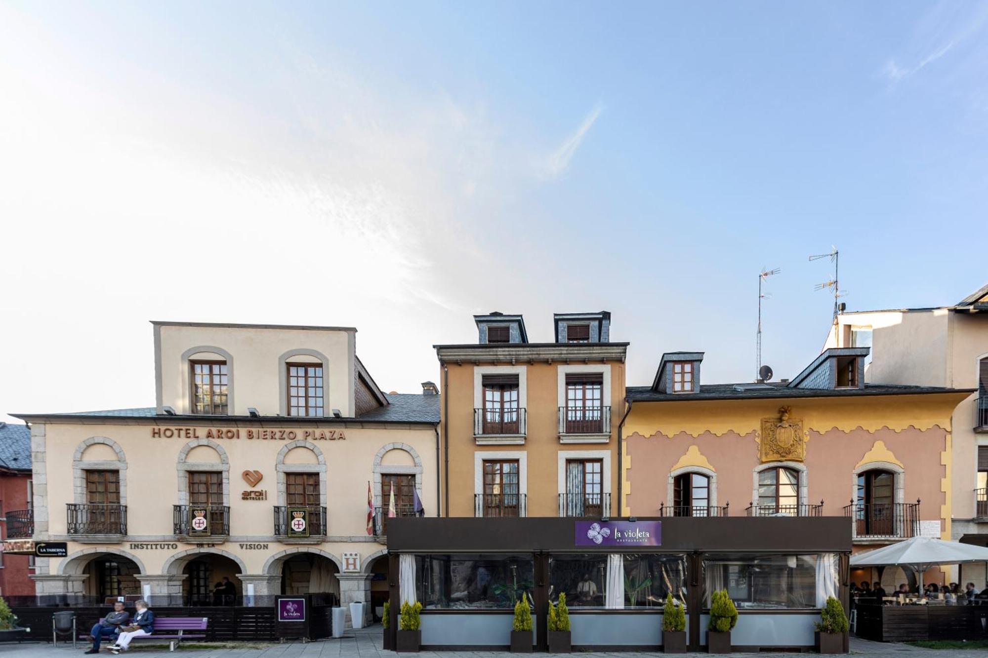 Hotel Aroi Bierzo Plaza Понферада Екстериор снимка