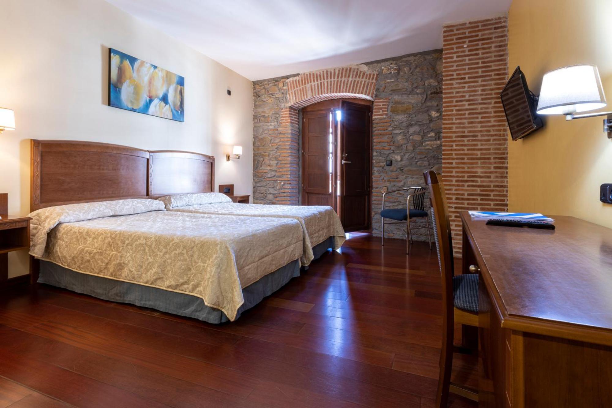 Hotel Aroi Bierzo Plaza Понферада Екстериор снимка