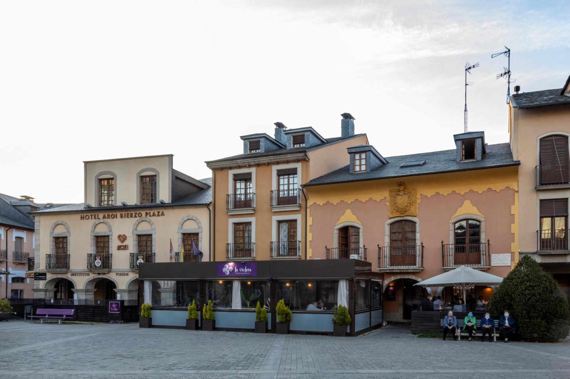Hotel Aroi Bierzo Plaza Понферада Екстериор снимка