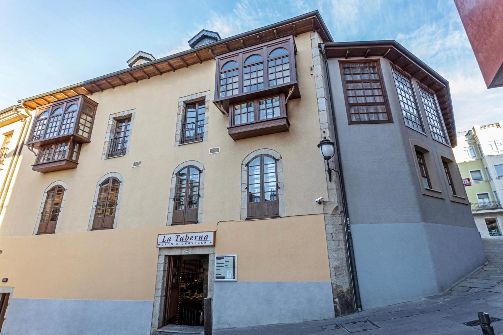 Hotel Aroi Bierzo Plaza Понферада Екстериор снимка