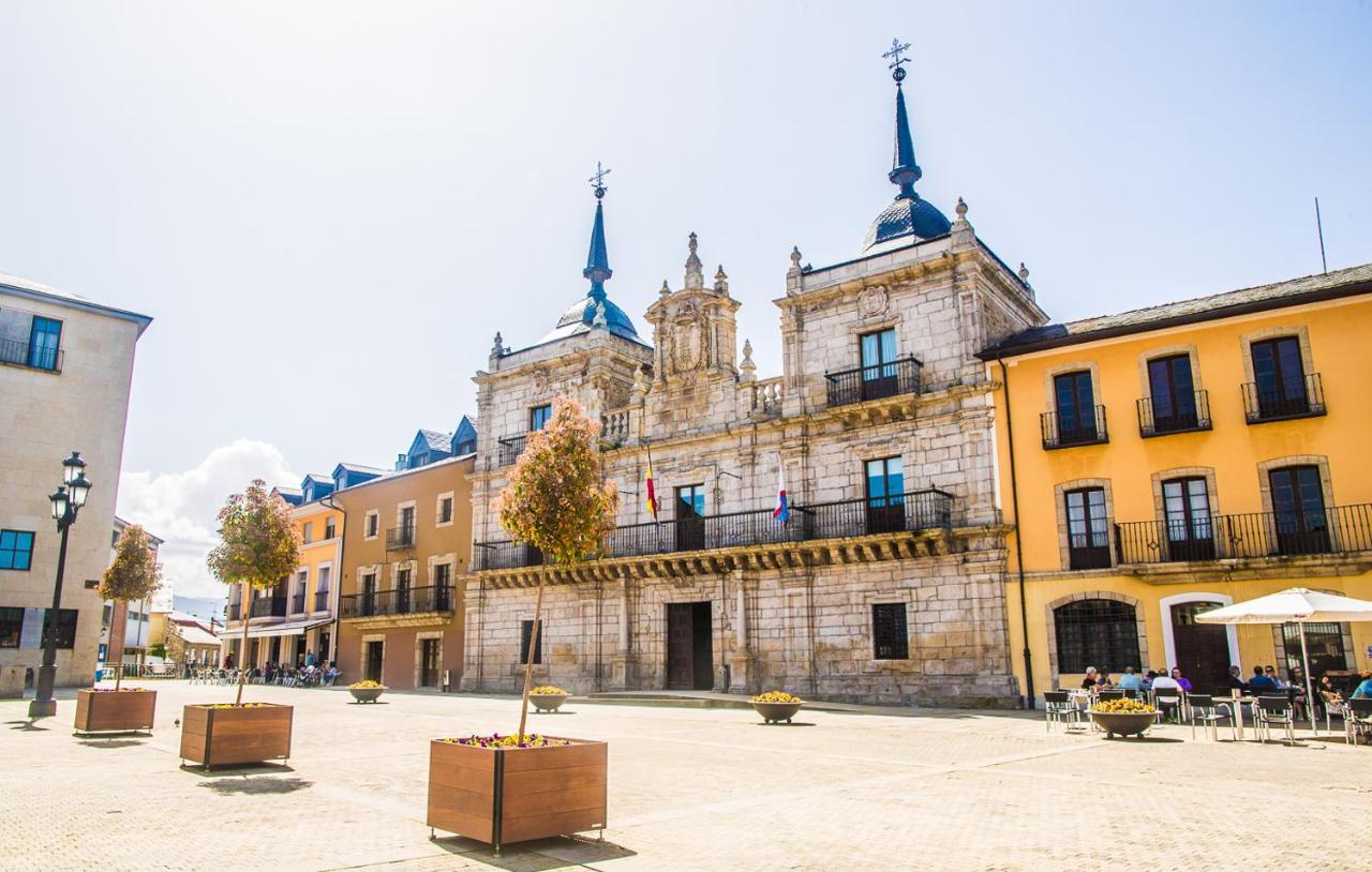 Hotel Aroi Bierzo Plaza Понферада Екстериор снимка