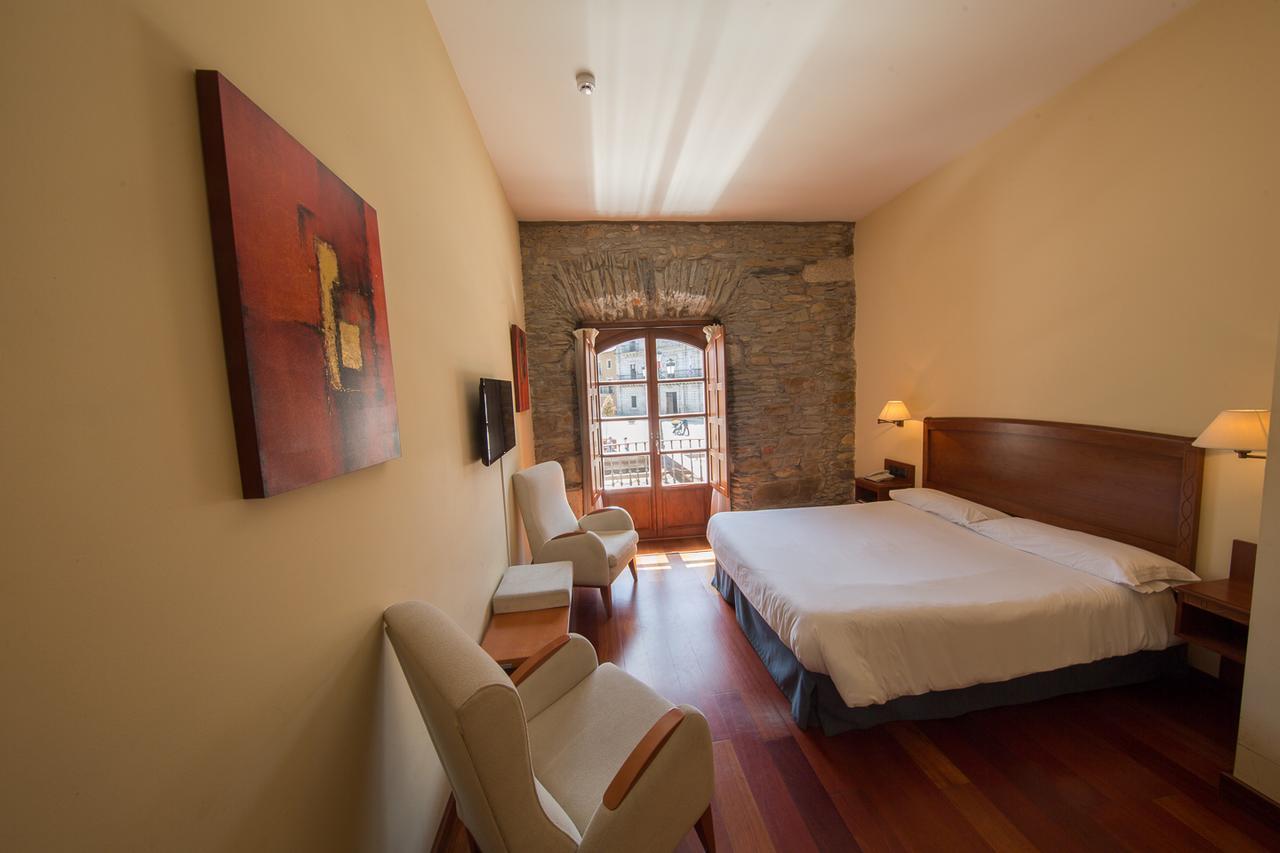 Hotel Aroi Bierzo Plaza Понферада Екстериор снимка